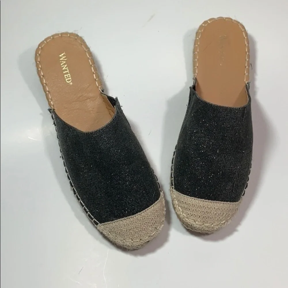 ▶️ Wanted ◀️ Slip on espadrille with subtle sparkle!